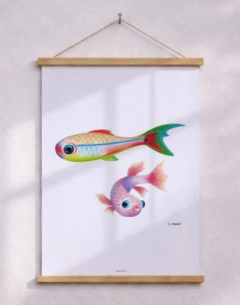 Affisch med två handritade och färgglada fiskar
