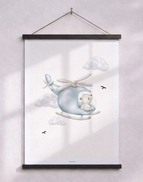 Barnposter – liten björn i sin blå helikopter