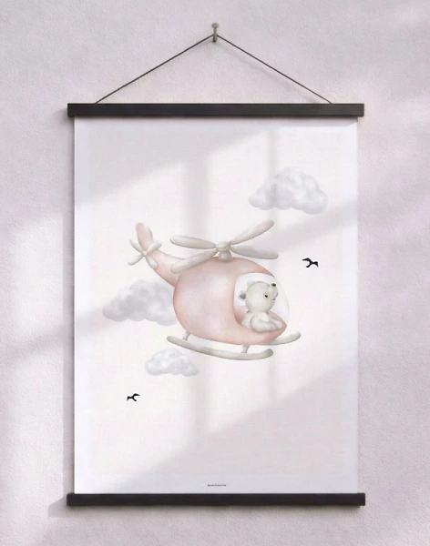 Barnposter – liten björn i rosa helikopter